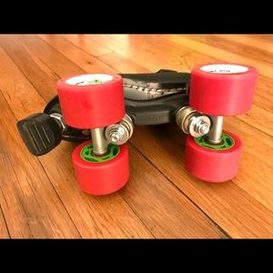 Riedell low Speed Skates w/ Atom Wheels